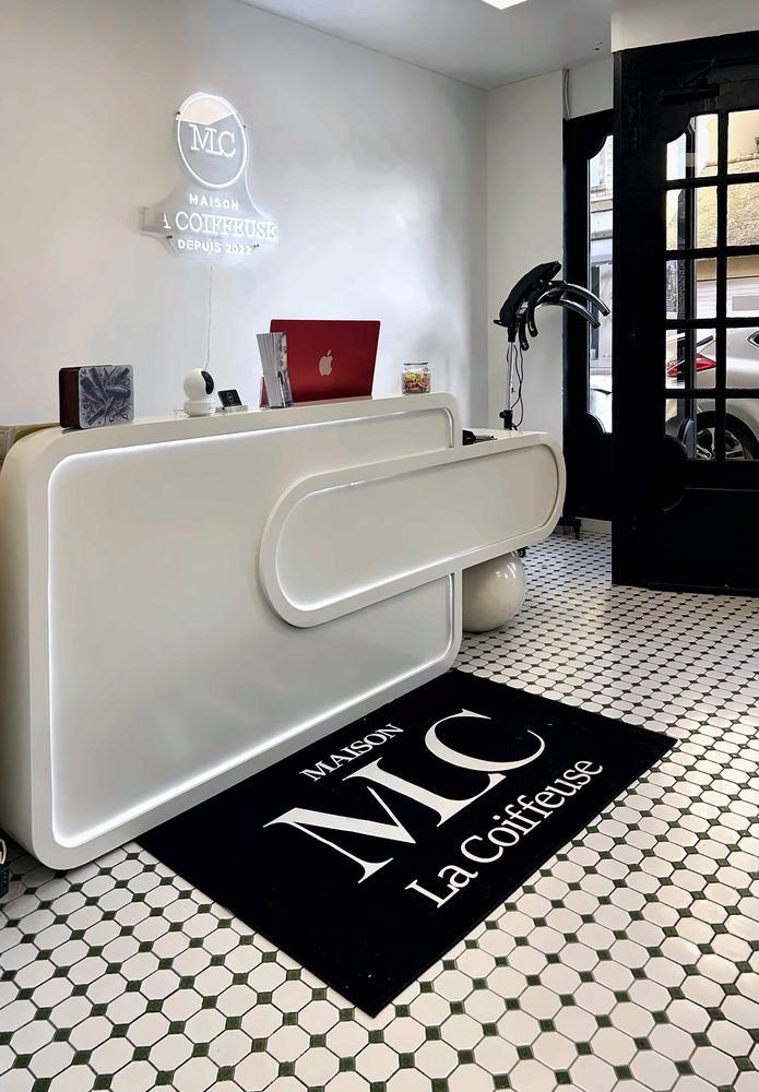 Accueil de Maison La Coiffeuse avec le tapis au monogramme MLC