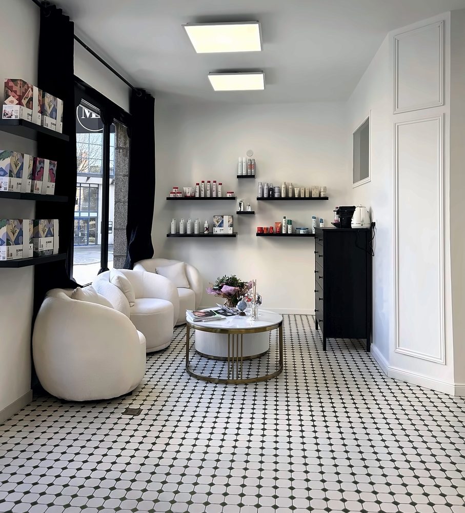 Fauteuils blancs et produits professionnels Schwarzkopf au salon
